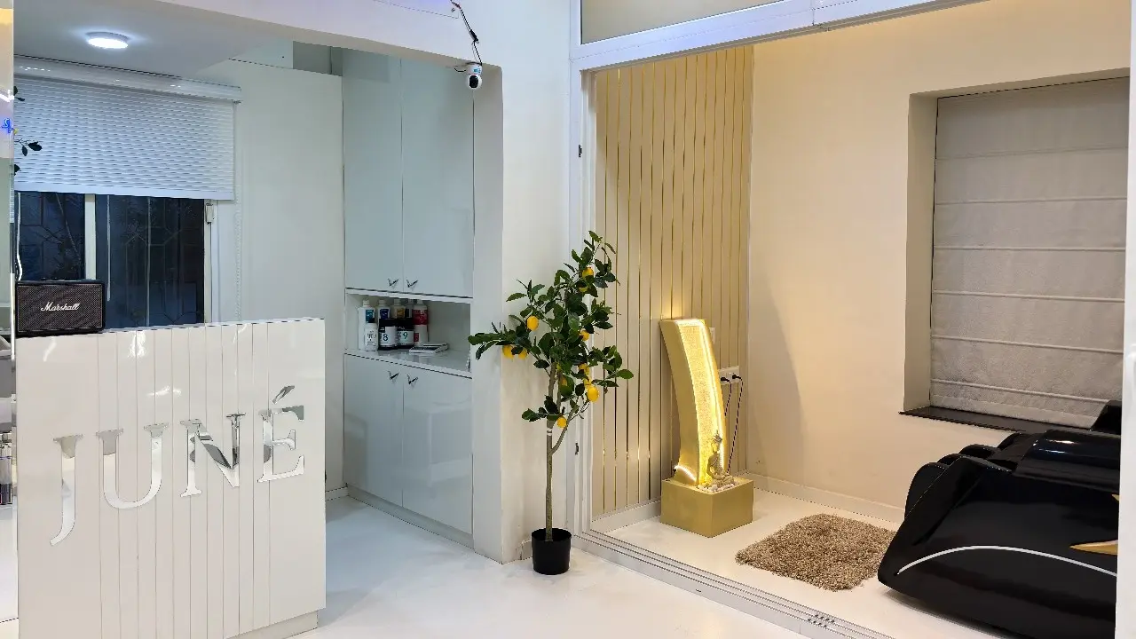 Juné salon reception interior
